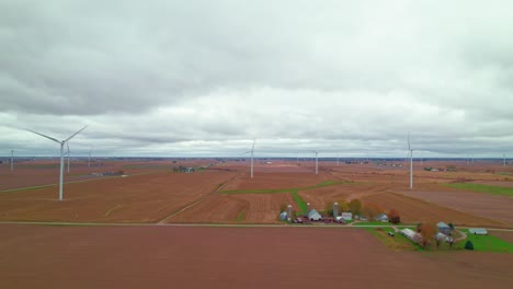 Windkraftanlagen-Stehen-Hoch-Auf-Einem-Ackerland,-Ein-Symbol-Für-Ökoenergie-Innovation-Und-Nachhaltigkeit