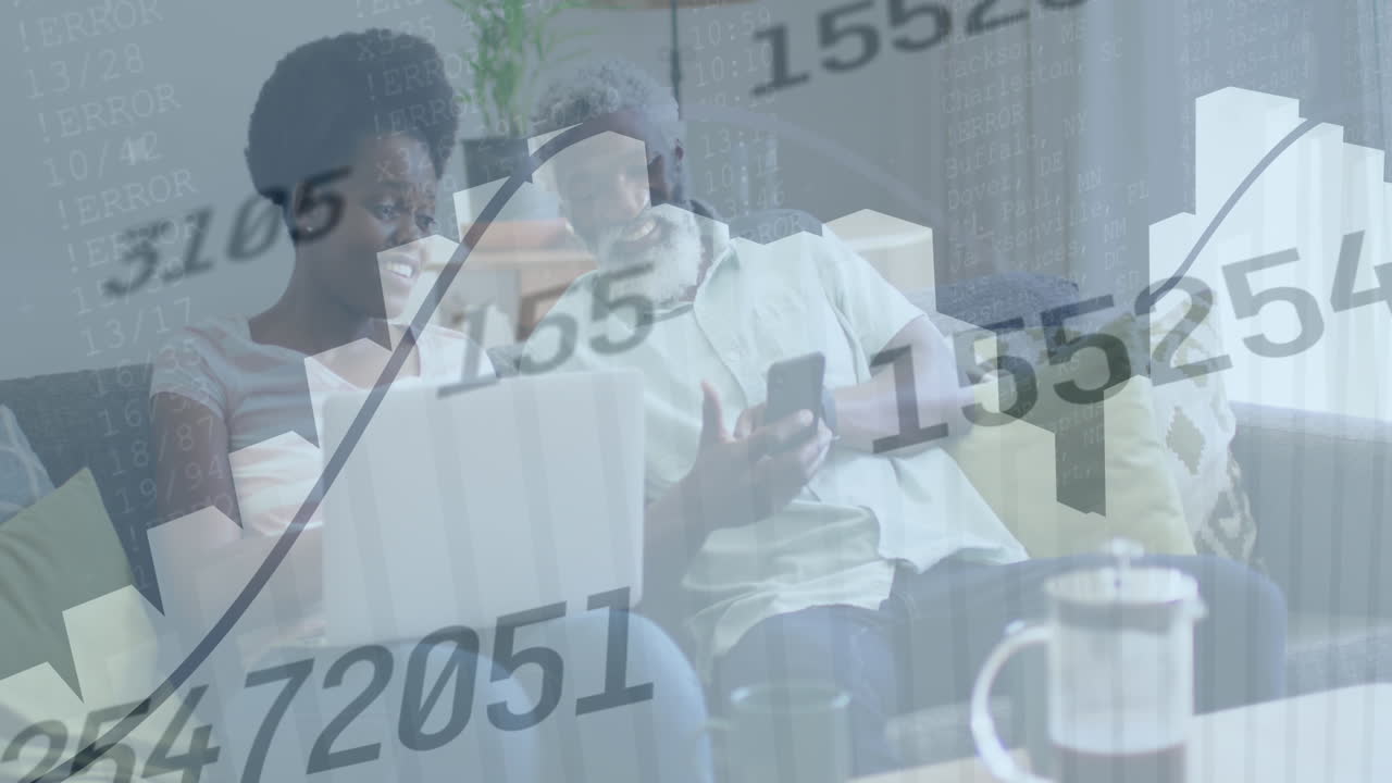Animazione di numeri che cambiano, grafici, coppia afroamericana che usa il cellulare a casa.