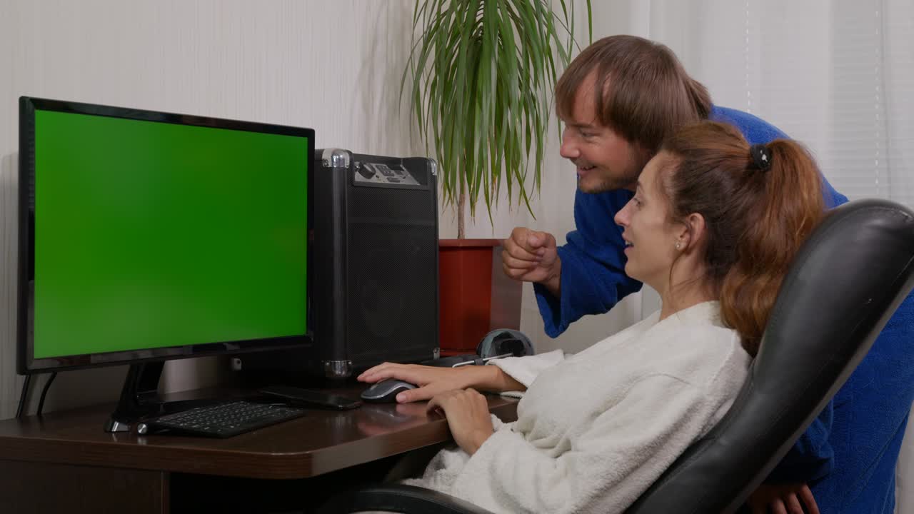 personas de negocios en casa con pantalla verde chroma clave tv o computadora en la mesa. grupo diverso de hombres de negocios y mujeres de negocios en la reunión en videoconferencia.