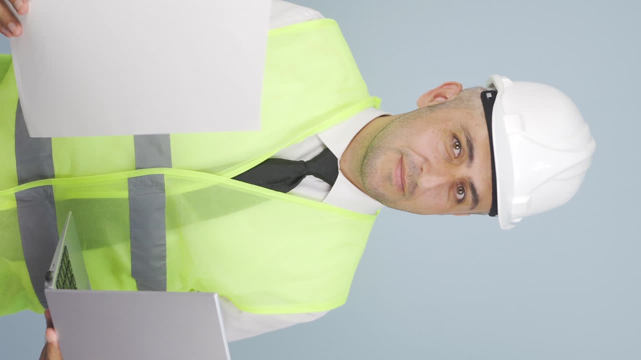 video vertical del ingeniero asintiendo a la cámara.