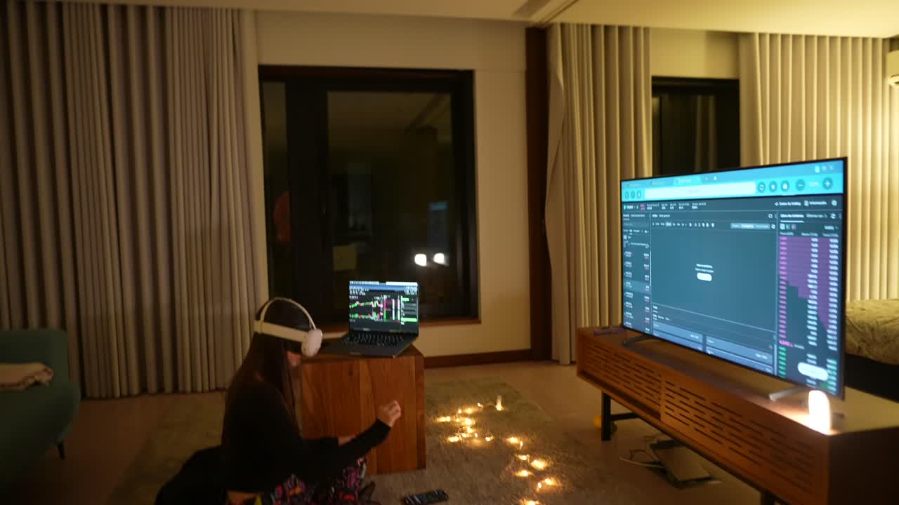 밤에 집에서 주식 시장 거래를 위해 vr 헤드을 사용하는 여성