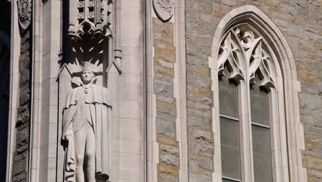 Detalle-De-La-Catedral-Con-Ventana-Gótica-Y-Estatua-De-George-Washington