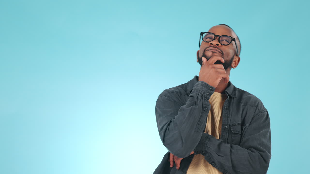 hombre negro, pensando con ideas