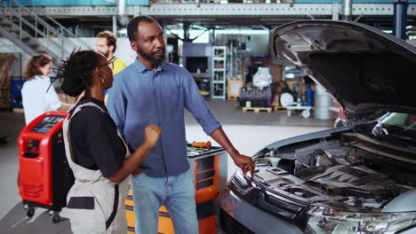 técnico de automóviles usa ar en el garaje