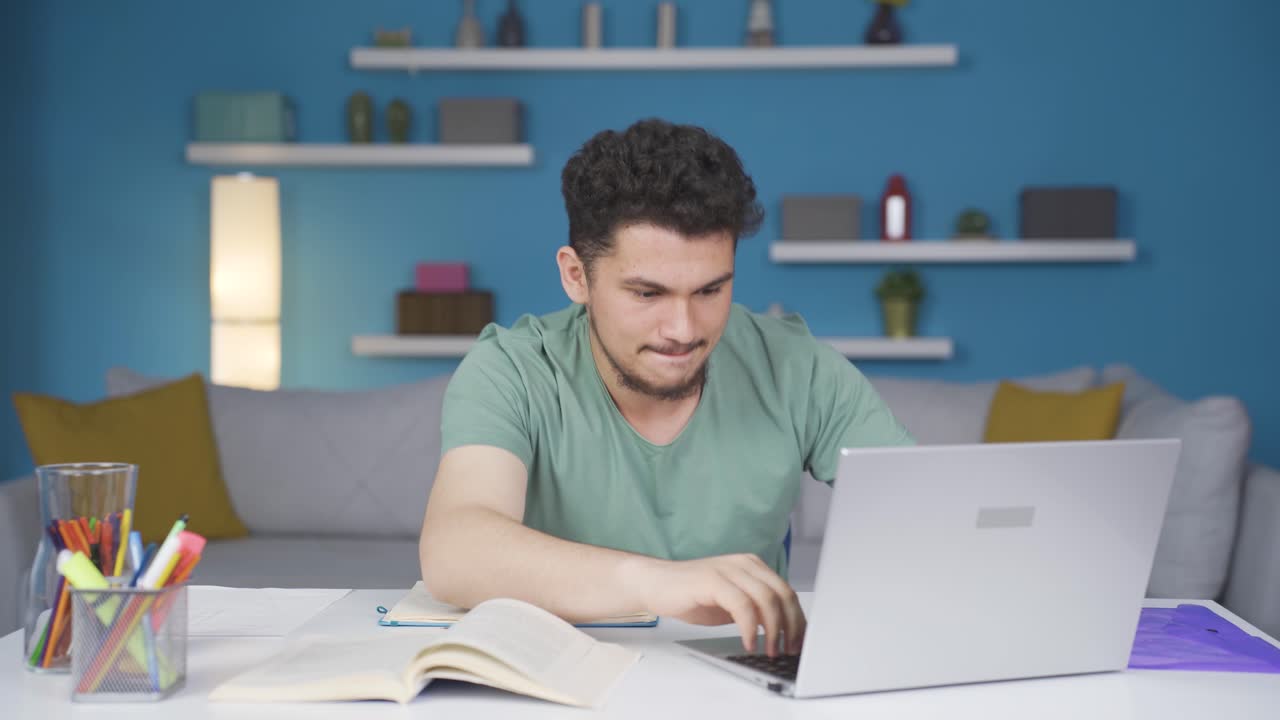 un estudiante masculino que hace una transacción errónea se frustrará.