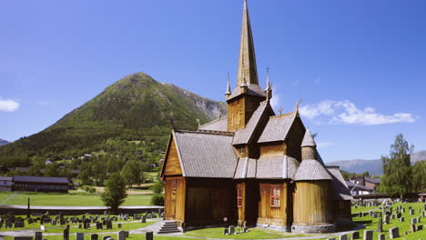 vista exterior de la iglesia de madera con lápida en un día soleado de verano en noruega