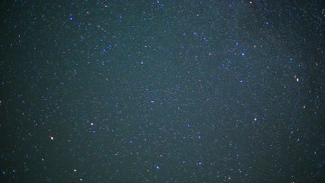 cielo nocturno con estrellas y la vía láctea