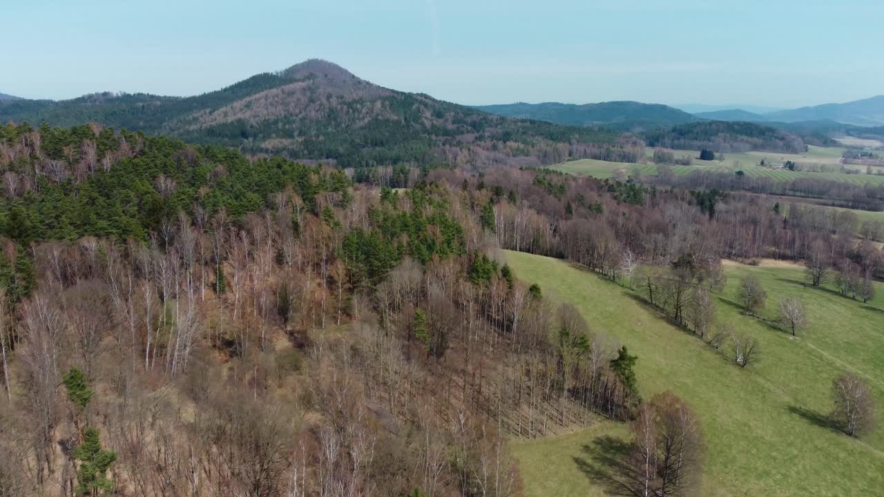 вид с воздуха на холмистый ландшафт с лесами и лугами в чехии, европа