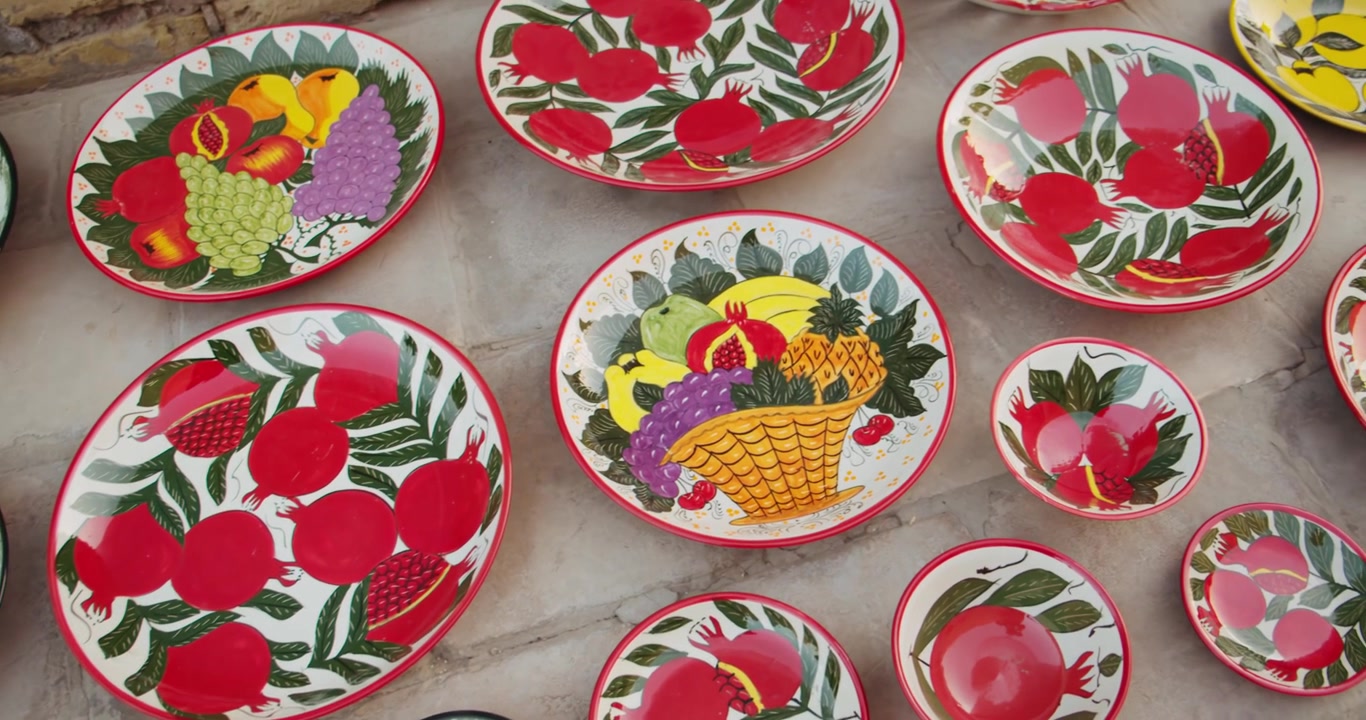 Assiettes en argile aux couleurs vives dans la forteresse d'Itchan Kala à Khiva, Ouzbékistan. Vendeurs de rue à Khiva 3