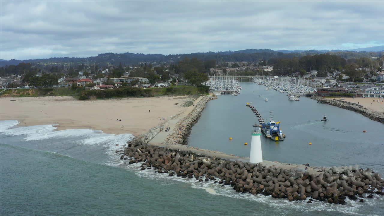 toma aérea de drones del faro de walton en el muelle de santa cruz, california, estados unidos