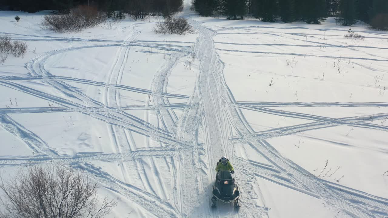 motos de nieve en las montañas nevadas