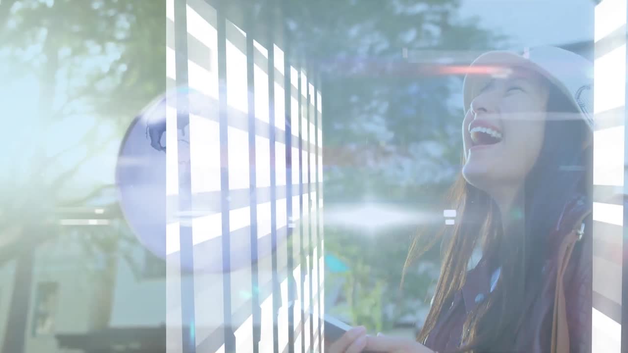 스마트폰을 사용하는 행복한 아시아 여성 위의 지구와 빛 스크린의 애니메이션