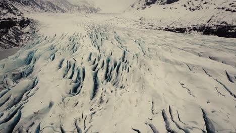 lengua glaciar en islandia filmada por drones con diferentes movimientos cinematográficos, mostrando un concepto turbio y dramático en condiciones invernales