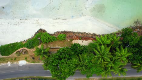 Vista-De-Pájaro-Del-Dron-Que-Muestra-La-Playa-Y-El-Camión-En-Movimiento-En-La-Carretera-De-La-Costa-Suroeste-De-Mahe