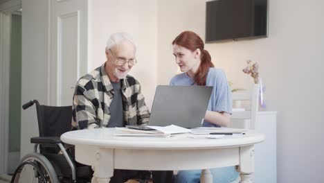 trabajador social ayudando a ancianos y enfermos hombre uso de video llamada