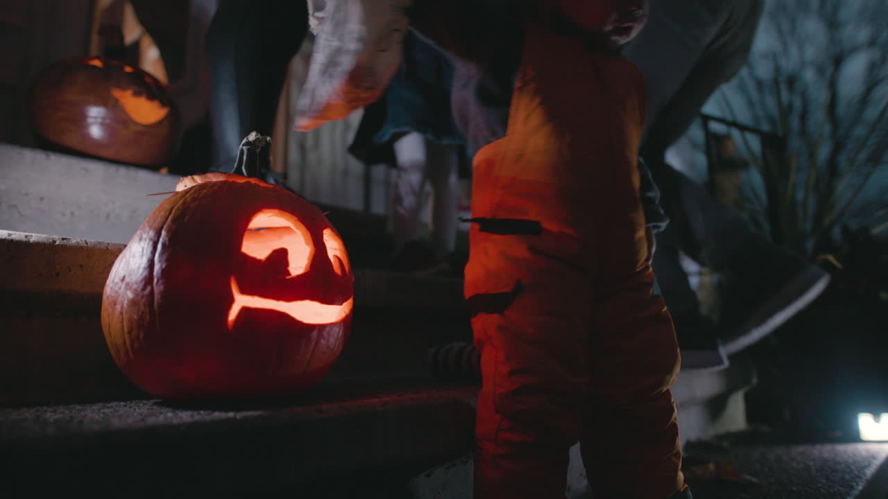 아이들은 할로윈에 속임수를 쓰거나 치료합니다.