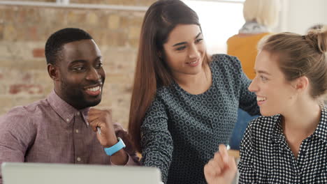 Treffen-Eines-Kreativen-Geschäftsteams-In-Einem-Modernen-Start-up-Büro.-Weibliche-Teamleiterin-Zeigt-Auf-Den-Bildschirm-Und-Diskutiert-über-Diversitätskonzept.-Menschengruppen-Teamarbeit