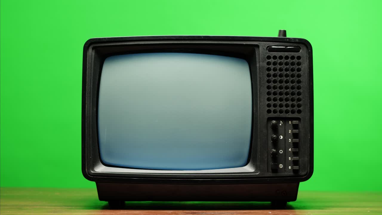 Et retro-tv, der viser statisk støj, hvilket skaber en nostalgisk vintage-atmosfære med blå og grønne nuancer