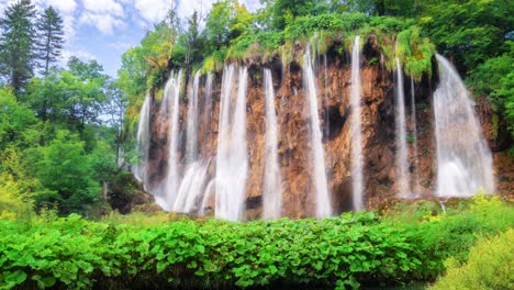 Video-Cinematográfico-Del-Paisaje-De-Cascadas-En-Los-Lagos-De-Plitvice,-Croacia-En-Primavera.