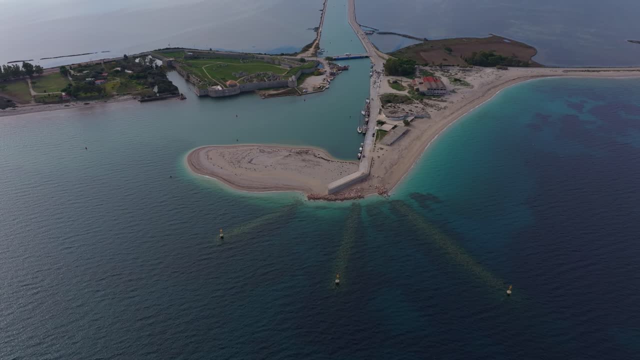 İyonya kıyısındaki tarihi Agia Mavra Kalesi'nin drone görüntüsü, Lefkada, Yunanistan
