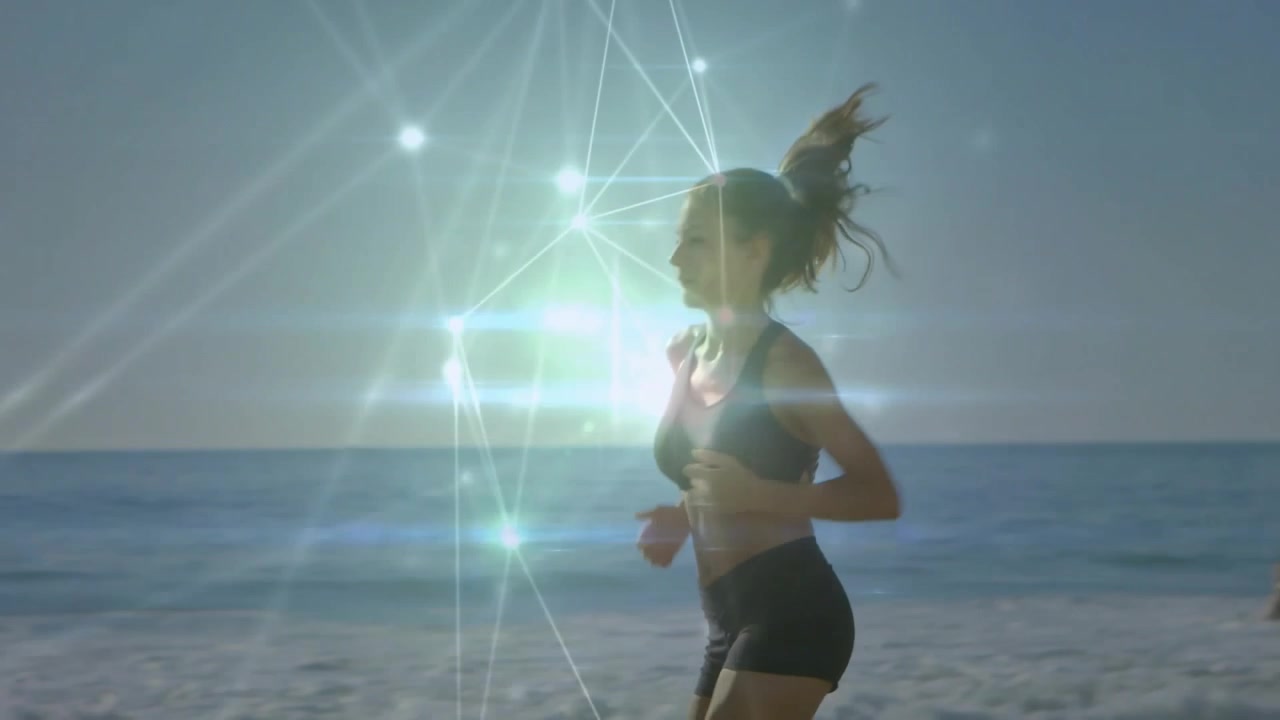 Corritrice donna che entra nell'inquadratura mentre fa jogging lungo la costa, con un'interfaccia tecnologica sulla salute che pulsa sull'oceano.