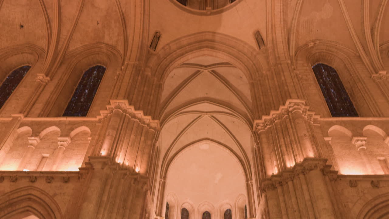 una cálida toma interior de la iglesia de san nicolás, blois, francia, que muestra techos abovedados