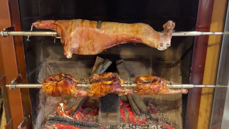 pinchos de cordero asados a la parrilla a la parrilla con carbón caliente y fuego