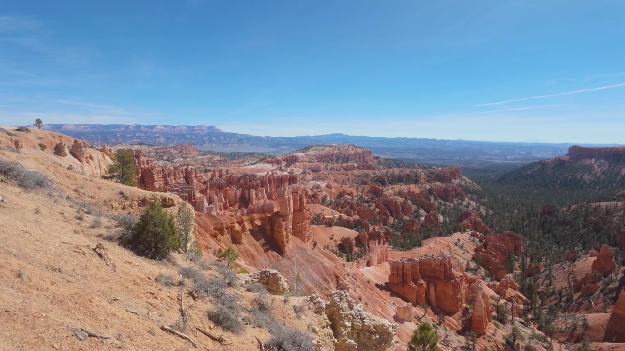L'imponente Parco Nazionale di Bryce Canyon nello Utah, caratterizzato da formazioni geologiche uniche.