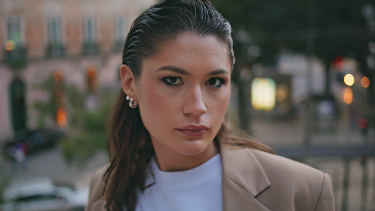 retrato hermosa modelo relajándose en la ciudad del crepúsculo. elegante mujer de negocios de pie