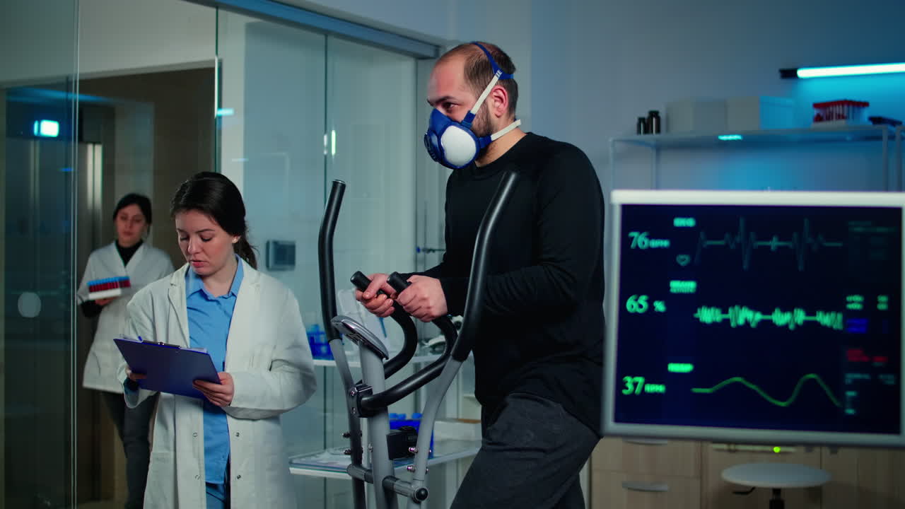 el monitor muestra la lectura de ekg de un atleta que corre en un entrenador de crucero