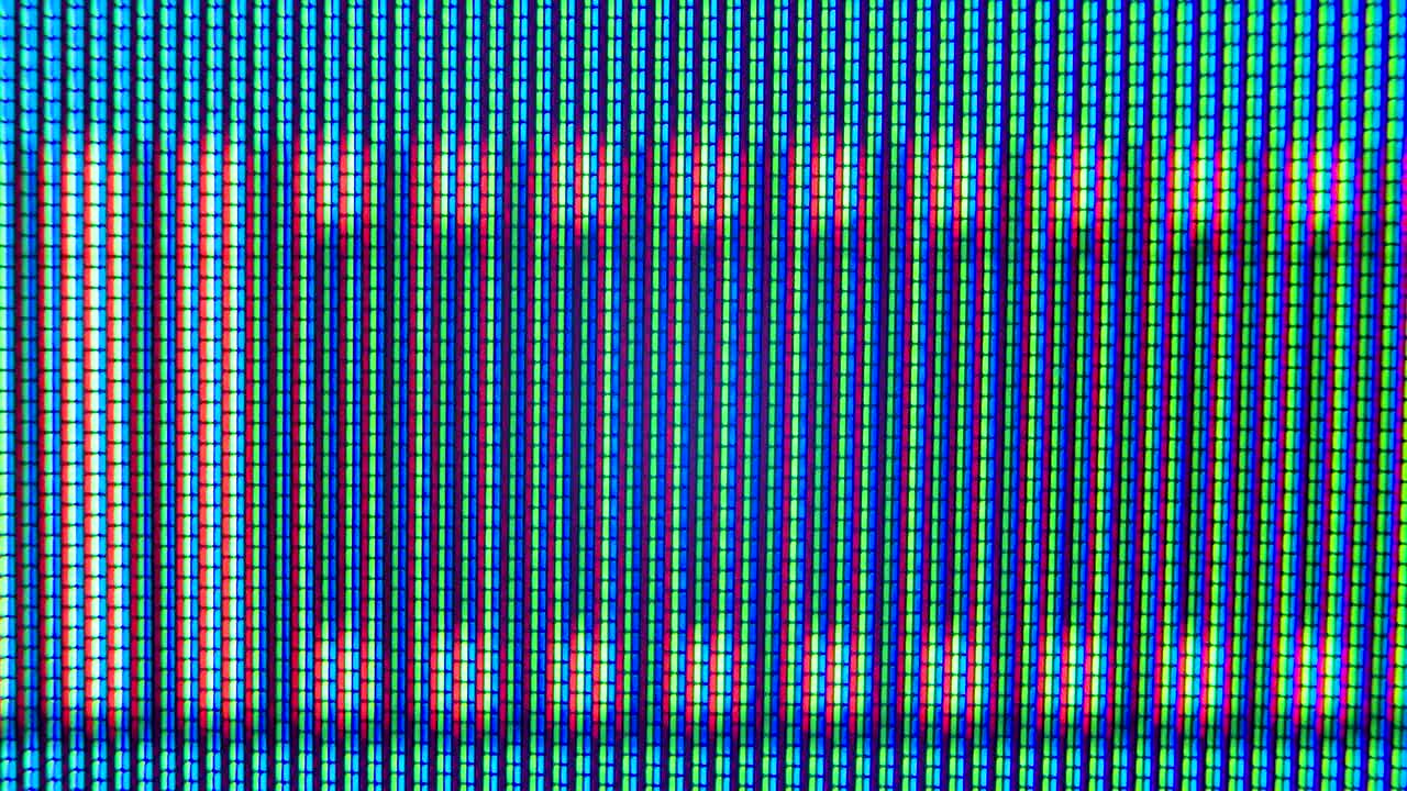 píxeles en la vieja pantalla de televisión analógica de trabajo de cerca. punto rojo, azul y verde crear la imagen en la pantalla. menú de configuraciones de televisión retro analógica en extremo de cerca