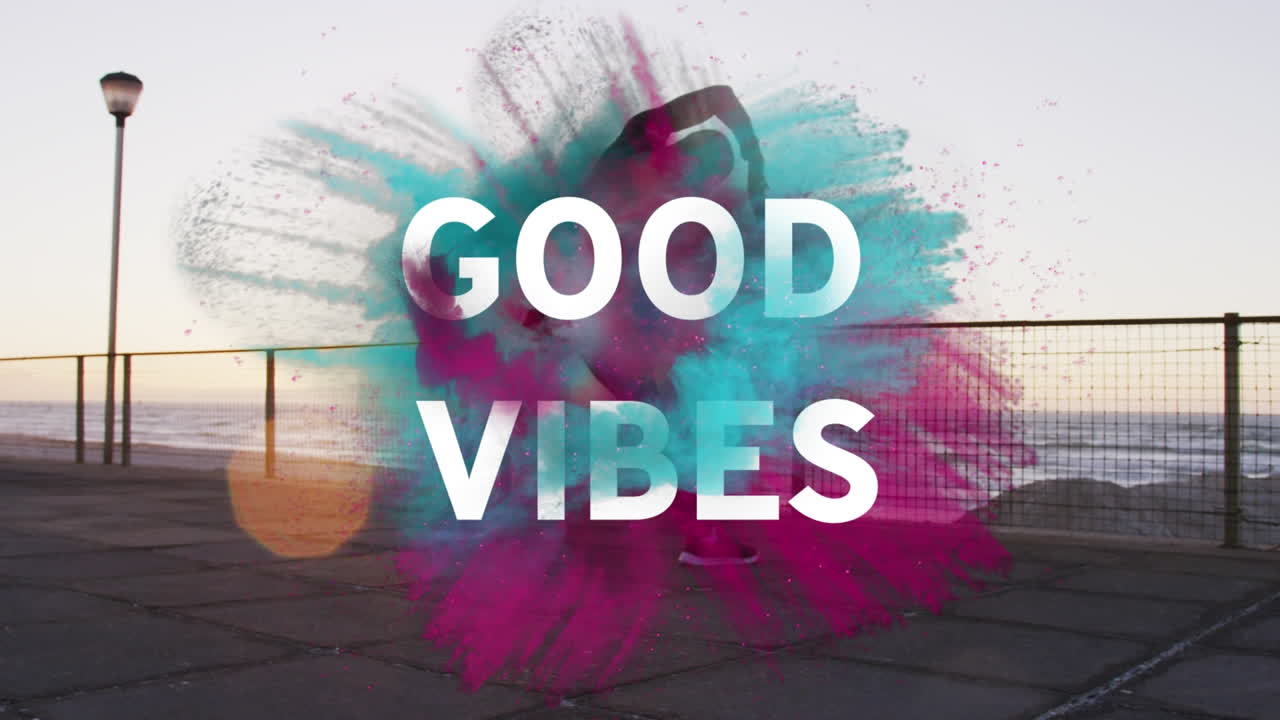 animación de buenas vibraciones texto sobre hombre caucásico saltando en el paseo marítimo