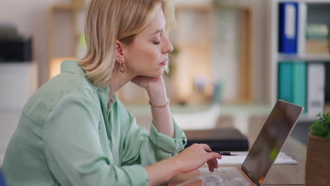 Mujer-Cansada-Y-Con-Exceso-De-Trabajo-En-Una-Computadora-Portátil-Con-Responsabilidades