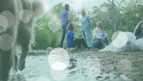 video de luces sobre un grupo feliz y diverso recogiendo basura en el campo