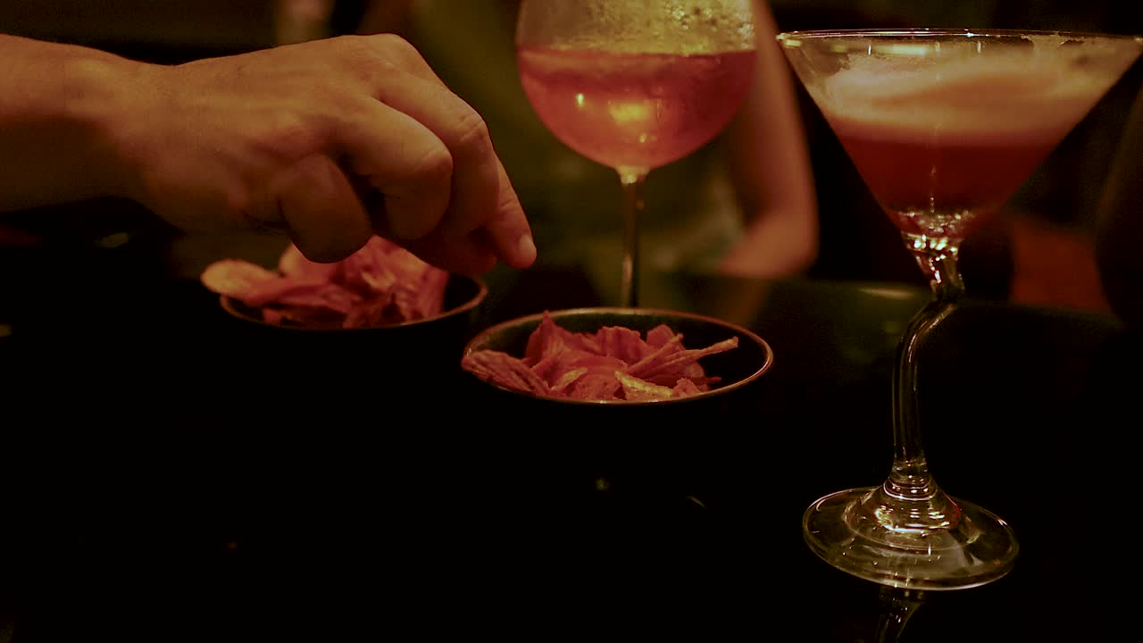 disfrutando de bebidas y bocadillos en un bar