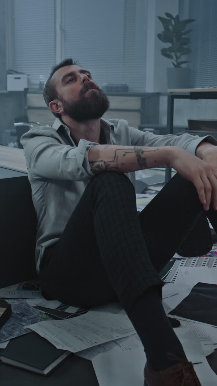 hombre estresado en la oficina