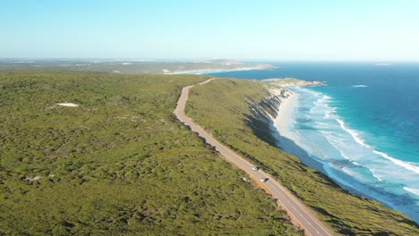 Excelente-Toma-Aérea-De-Autos-Circulando-Por-Great-Ocean-Drive-En-Esperance,-Australia