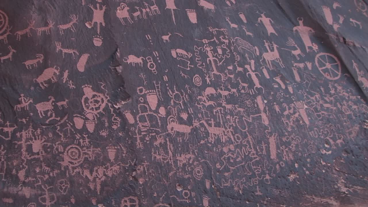 plano medio de petroglifos de indios americanos en el periódico rock utah 1