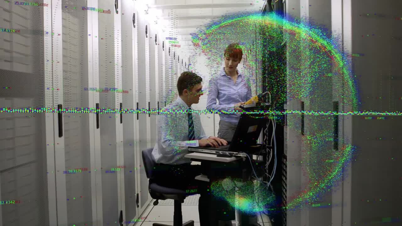 animación de interferencia y globo sobre diversas personas de negocios en la sala de servidores