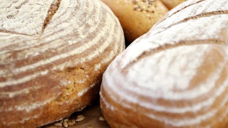 Verschiedene-Brotlaibe-Mit-Weizenkörnern