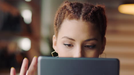 enfoque, mujer joven y con tableta en las redes sociales