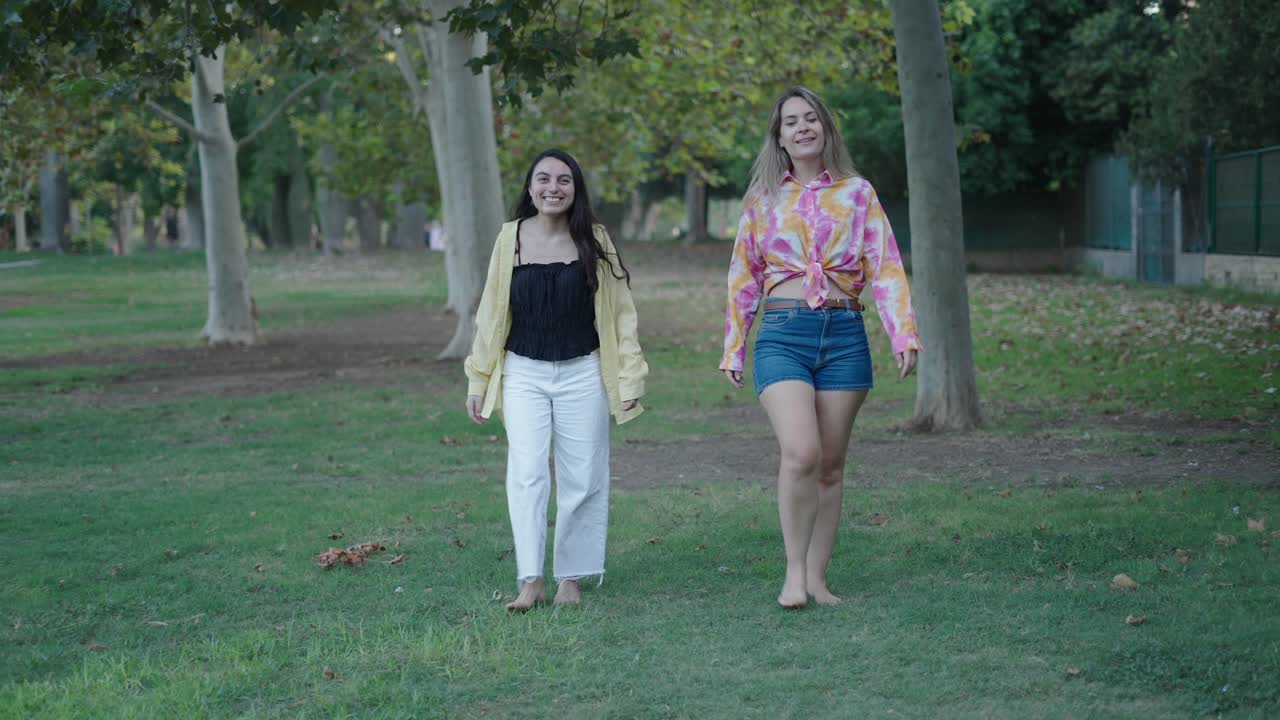 Due donne che camminano in un parco.