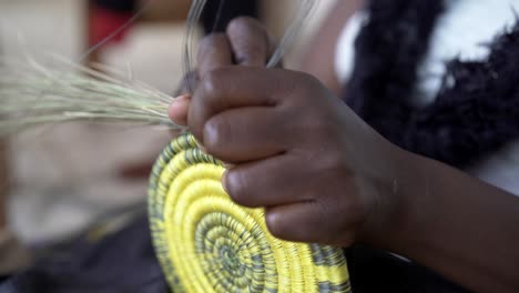 mano tribal tejiendo la decoración local africana tradicional con cuidado