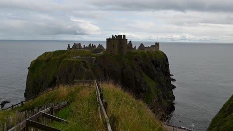 Kommen-Wir-Näher-An-Dunnottar-Castle,-Schottland,-Vereinigtes-Königreich