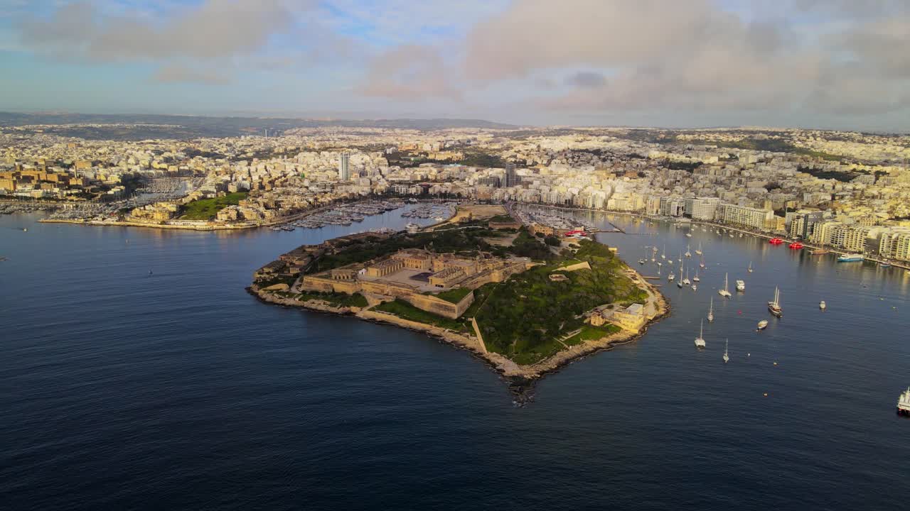 Ampia veduta aerea dell'isola Manoel con Forte Manoel circondato dal porto di Marsamxett e dai porti turistici a Malta