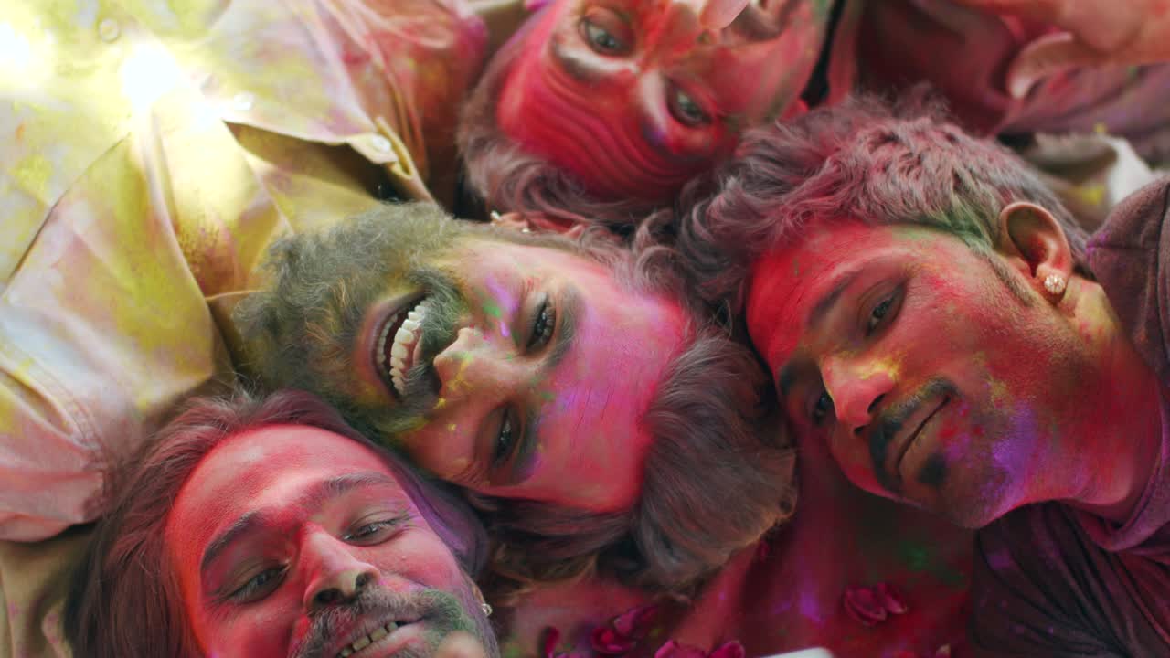 Persone multietniche che celebrano il festival dei colori Holi in India