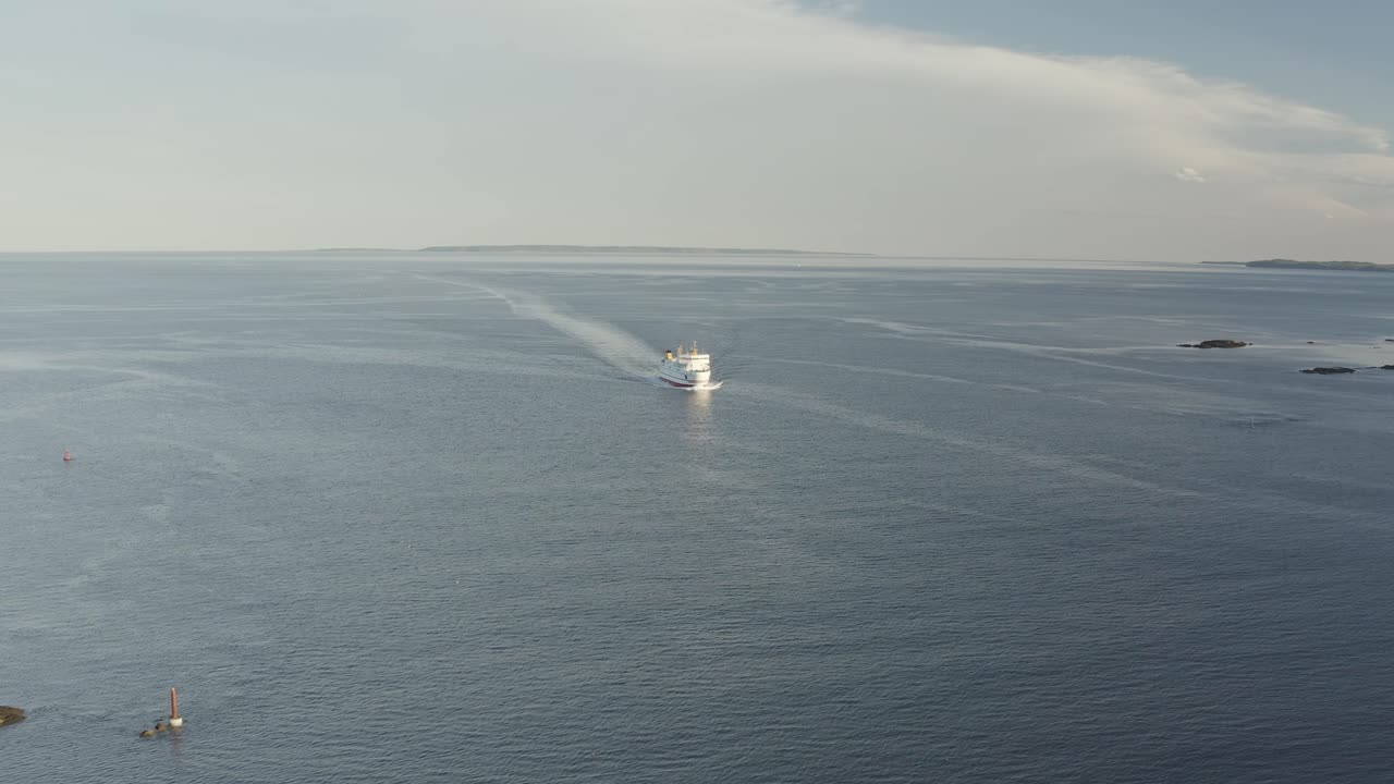 empuje hacia adentro mientras hace una panorámica del ferry que se acerca a la cámara