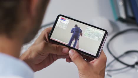 composición de un médico masculino viendo un partido de judo en un teléfono inteligente