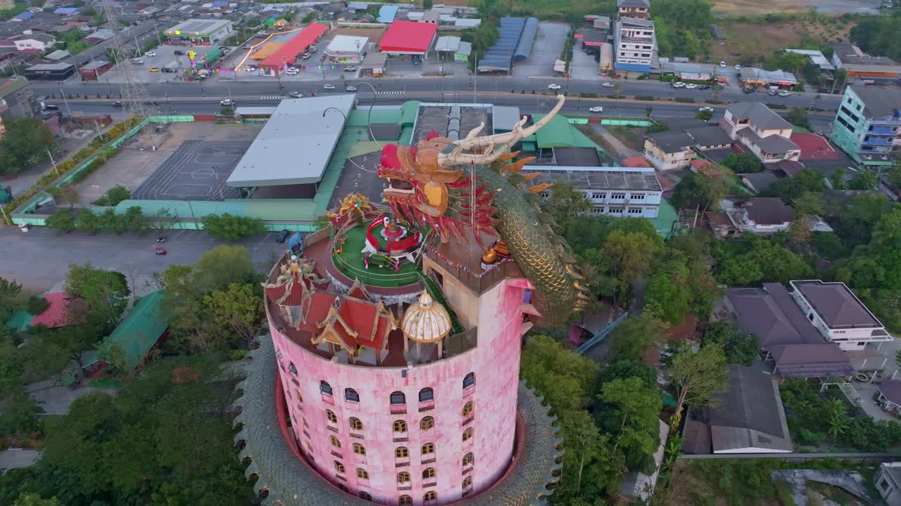 Hình ảnh flycam của ngôi đền rồng huyền bí được bao quanh bởi sắc màu hoàng hôn, Thái Lan.
