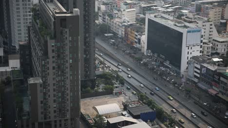 una vista aérea del tráfico de bangkok que fluye a través del centro de la ciudad en la calle ratchada en tailandia rodeada de edificios